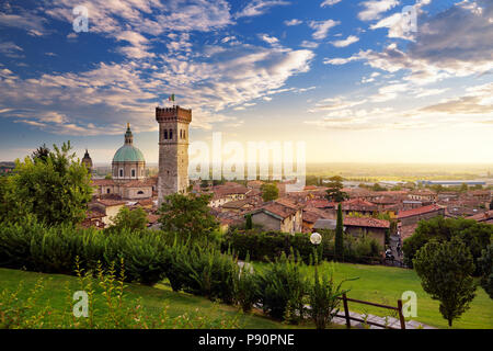 Belle vue sur le coucher de soleil de Lonato del Garda, une commune italienne de la province de Brescia dans la Région Lombardie, Italie Banque D'Images