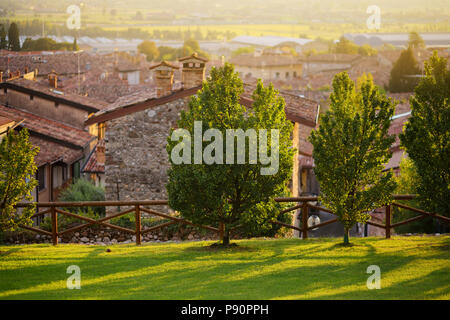 Belle vue sur le coucher de soleil de Lonato del Garda, une commune italienne de la province de Brescia dans la Région Lombardie, Italie Banque D'Images