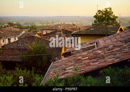 Belle vue sur le coucher de soleil de toits de Lonato del Garda, une commune italienne de la province de Brescia dans la Région Lombardie, Italie Banque D'Images