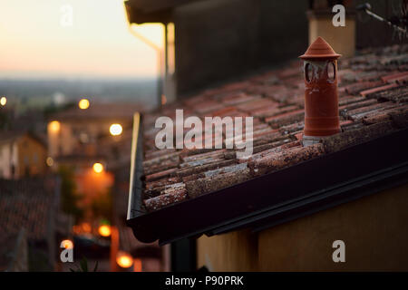 Belle vue sur le coucher de soleil de toits de Lonato del Garda, une commune italienne de la province de Brescia dans la Région Lombardie, Italie Banque D'Images