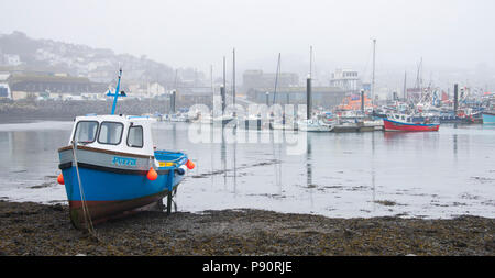 Un jour brumeux au port de Newlyn dans l'ouest de Cornwall. Banque D'Images