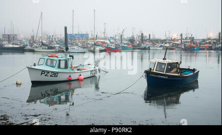 Un jour brumeux au port de Newlyn dans l'ouest de Cornwall. Banque D'Images