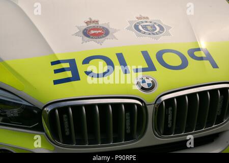 Guildford, Angleterre - le 28 mai 2018 : la calandre et bage d'une voiture BMW honoraires à Surrey et Sussex Police avec le mot "Police" col à revers. Banque D'Images