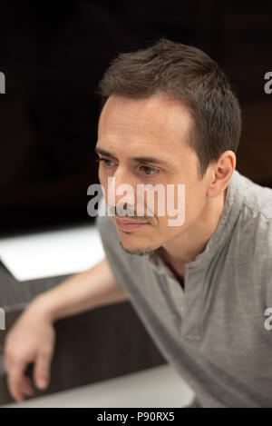 Profil de l'homme portrait, arrière-plan flou, vertical image Banque D'Images