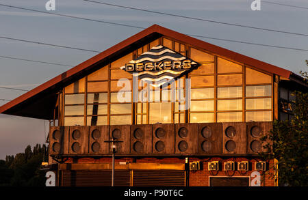 Deckers Bar à vendre Parc de l'eau. du soleil au coucher du soleil. Banque D'Images