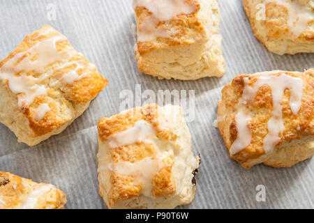 High Angle View of scones fraîchement arrosé avec du glaçage Banque D'Images