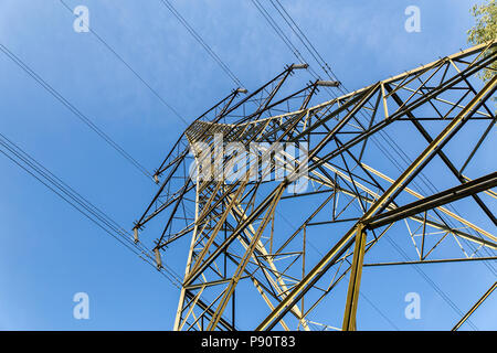 La tour de transmission de puissance ou d'électricité pylône la réalisation de lignes à haute tension au-dessus. Cette structure est utilisée dans toute l'Angleterre, Grande-Bretagne un Banque D'Images