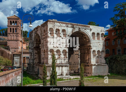 Ce qu'on appelle Arc de Janus ruines avec des nuages dans le centre historique de Rome Banque D'Images