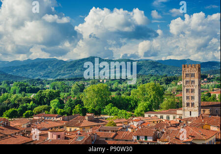 Panorama du centre médiéval de Lucques avec la basilique romane de San Frediano (St) Fridianus et les Apennins montagnes en arrière-plan Banque D'Images