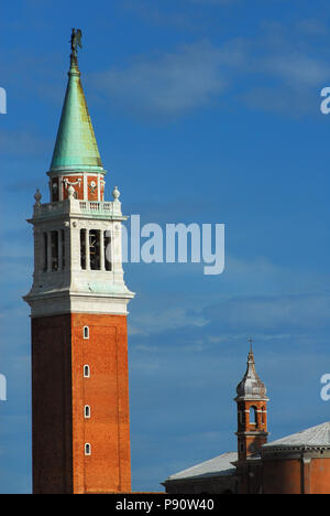 San Giorgio Maggiore (Saint Georges majeur) tall bell tower avec dark angel statue en haut, érigée en 1791 à Venise (avec copie espace) Banque D'Images