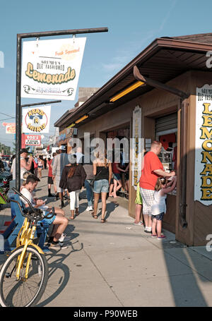 Le summer resort Ville de Genève-on-the-Lake, Ohio, est rempli de visiteurs à la bande principale au cours de la 4 Juillet 2018 Les célébrations de vacances. Banque D'Images