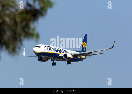 Ryanair Boeing 737-8COMME [EI-DPW] sur courte piste 13 finales pour le matin. Banque D'Images