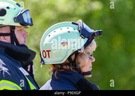 Hambourg / ALLEMAGNE - Mai 6, 2018 : deux pompiers allemand montre à un accident. Feuerwehr pompiers allemand moyen. Banque D'Images