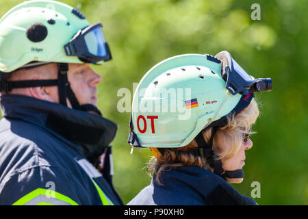 Hambourg / ALLEMAGNE - Mai 6, 2018 : deux pompiers allemand montre à un accident. Feuerwehr pompiers allemand moyen. Banque D'Images