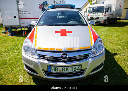 Hambourg / ALLEMAGNE - Mai 6, 2018 : voiture de médecin d'urgence allemand Deutsches Rotes Kreuz se tient sur une journée portes ouvertes. Banque D'Images