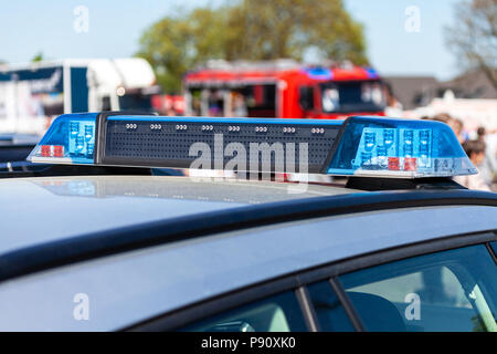 Blue Light Bar sur une voiture de police allemand Banque D'Images