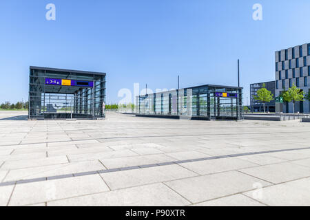 BERLIN / ALLEMAGNE - 29 avril 2018 : bâtiment d'entrée de gare Deutsche Bahn sur l'aéroport de Berlin Brandebourg, Willy Brandt. Le BER est un internati Banque D'Images