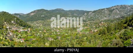 Vue sur Bayir village près de Marmaris resort town en Turquie. Banque D'Images