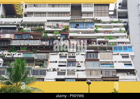 En 2018 à Singapour. Golden Mile unité complexe face à l'autoroute Nicoll et le bassin de Kallang. Banque D'Images