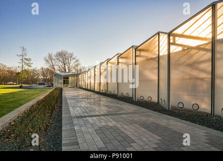 La partie du centre des visiteurs et les serres des Jardins Botaniques de Christchurch, Nouvelle-Zélande, vu sur un matin d'hiver ensoleillé. Banque D'Images