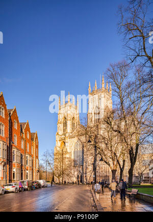 La façade ouest de la cathédrale de York, vu en hiver de Duncombe Place après une douche. Banque D'Images