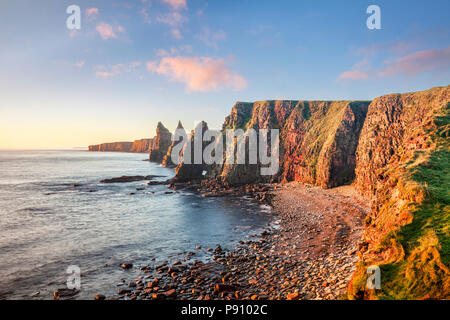 Lever du soleil à piles de Duncansby, Duncansby Head, John O' Groats, Caithness, Ecosse, Royaume-Uni Banque D'Images