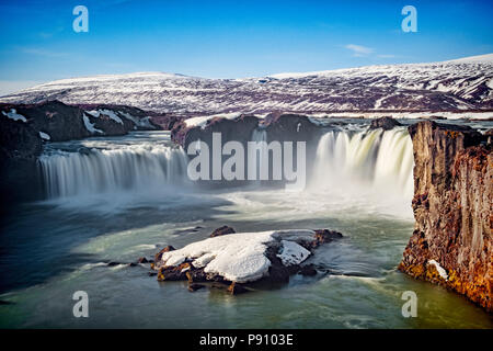 Godafoss, la chute des dieux, une attraction touristique en Islande. Banque D'Images