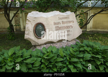 Tombe de peintre de paysage russe Ivan Chichkine à Tikhvinskoye cimetière du Monastère Alexandre Nevsky à Saint-Pétersbourg, en Russie. Banque D'Images