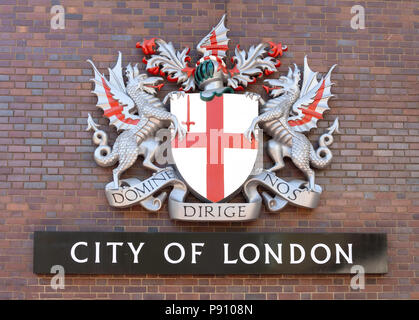 Armoiries de ville de London, en terrasse au bord du lac, Barbican Estate, Barbican, City of London, Greater London, Angleterre, Royaume-Uni Banque D'Images