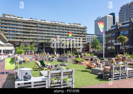 Terrasse au bord du lac, Barbican Estate, Barbican, City of London, Greater London, Angleterre, Royaume-Uni Banque D'Images