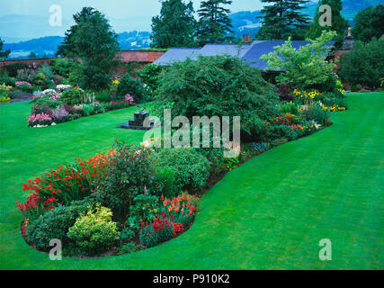 Vue aérienne de l'île aux fleurs colorés simples dans la pelouse d'une maison de campagne Banque D'Images