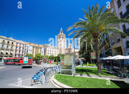 La cathédrale de Valence (13e siècle) et la Torre Del Micalet vu de la Plaza de la Reina dans le centre de Valence, Espagne Banque D'Images