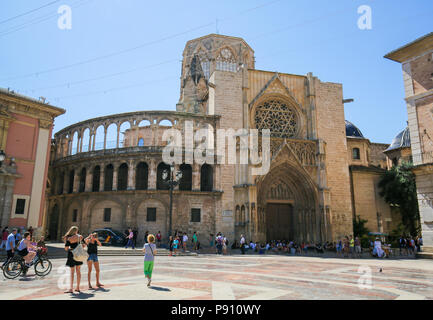 La cathédrale de Valence (13e siècle) à la Plaza de la Almoina dans le centre de Valence, Espagne Banque D'Images