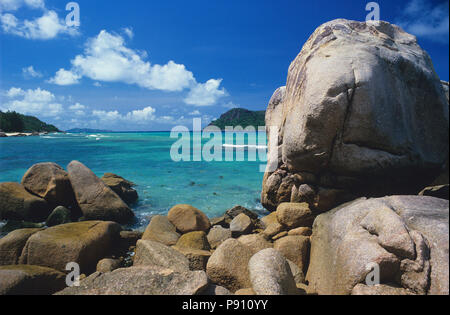 Grande plage AVEC VUE SUR L'ÎLE ET ROCK, les SEYCHELLES, l'île, l'Afrique de l'Est. Juin 2009. Les belles îles des Seychelles dans l'océan Indien offrent des p Banque D'Images