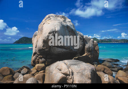 Grande plage AVEC VUE SUR L'ÎLE ET ROCK, les SEYCHELLES, l'île, l'Afrique de l'Est. Juin 2009. Les belles îles des Seychelles dans l'océan Indien offrent des p Banque D'Images