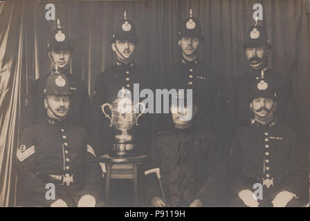 Vintage Photo d'Officiers de Police Britannique avec un trophée qui semble représenter une civière de premiers soins à roues Banque D'Images