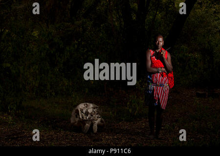 Guerrier Masai Masai traditionnelles homme habillé en rouge crâne d'éléphant, hunter hunter Masai Banque D'Images