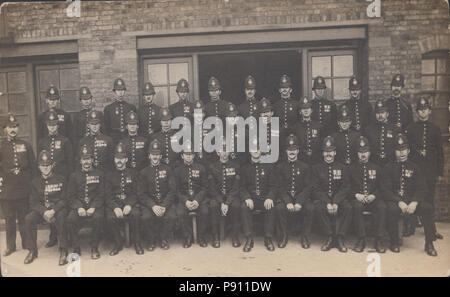 Vintage Photo montrant un grand groupe d'agents de police. De nombreux Le port des médailles. Banque D'Images