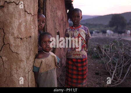 Massaï pauvres enfants africains dans le Masai Mara au Kenya Banque D'Images