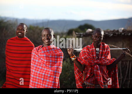 Traditionnelle masaï hommes en robe rouge Masaï traditionnel smiling portrait Banque D'Images