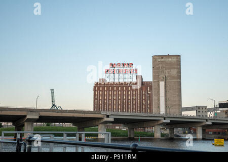 Montréal Canada Mai 2018 : ancienne et très populaire bâtiment industriel à Montréal. Farine 5 roses en néon rouge illuminent le ciel de la ville de Montréal sinc Banque D'Images