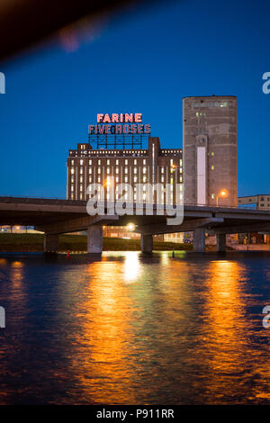 Montréal Canada Mai 2018 : ancienne et très populaire bâtiment industriel à Montréal. Farine 5 roses en néon rouge illuminent le ciel de la ville de Montréal sinc Banque D'Images