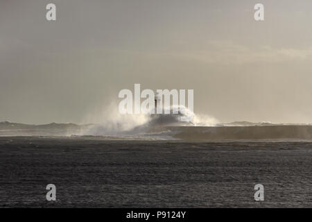 Moody seascape dans un jour nuageux. Un éclairage intéressant. Embouchure de la rivière Ave, Vila do Conde, Portugal Banque D'Images