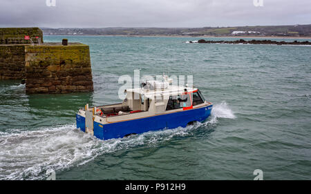 Bateau amphibie à passagers de quitter St Michael's Mount à Cornwall, UK prise le 1er mars 2016 Banque D'Images
