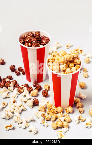 Assortiment de popcorn situé dans le papier blanc à rayures coupe rouge. Banque D'Images