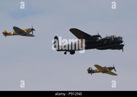 Le premier jour de l'Assemblée Royal International Air Tattoo à Fairford de la RAF en milliers de Gloucestershire réunis pour regarder la plus grande démonstration o Banque D'Images