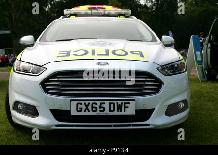 Guildford, Angleterre - le 28 mai 2018 : vue avant d'une BMW voiture appartenant à la police de Surrey avec le mot "Police" inversé Banque D'Images