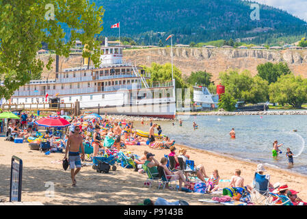 Penticton, Colombie-Britannique / Canada - 7 juillet 2018 : des foules de gens profiter de la chaleur de l'été et les eaux rafraîchissantes du lac Okanagan, un populaire de voyage Banque D'Images