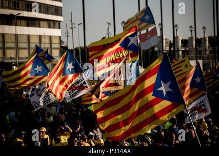 Des dizaines de milliers ont défilé par les rues de Barcelone pour réclamer la liberté des dirigeants emprisonnés Catalan et le retour à domicile des personnes en exil. Banque D'Images