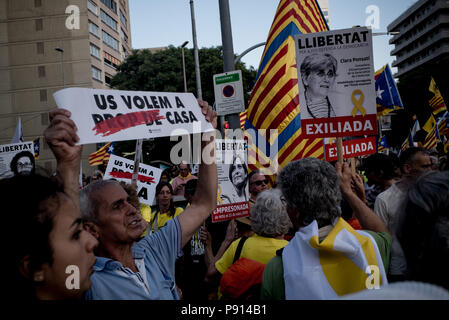 À Barcelone, les gens montrent des bannières de dirigeants Catalan emprisonnés. Des dizaines de milliers ont défilé par les rues de Barcelone pour réclamer la liberté d'impriso Banque D'Images